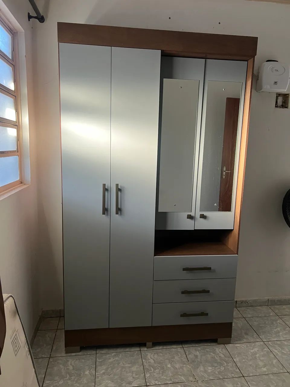 Vendo guarda-roupa e mesa de madeira - Foto 2