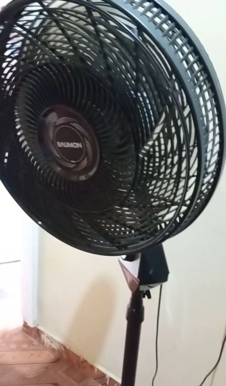 Está a venda um ventilador da Baumon 