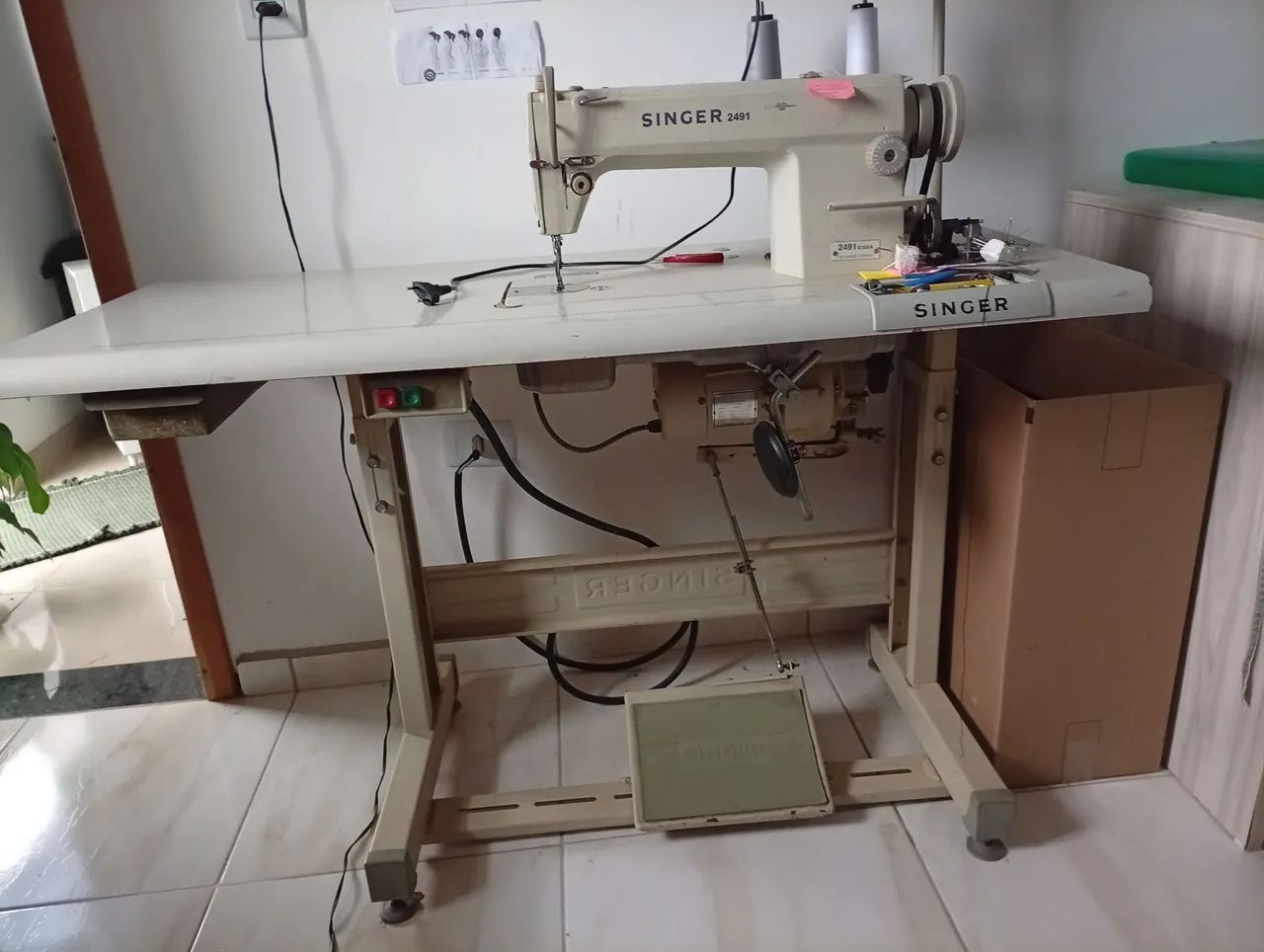 Máquina de costura industrial e semi