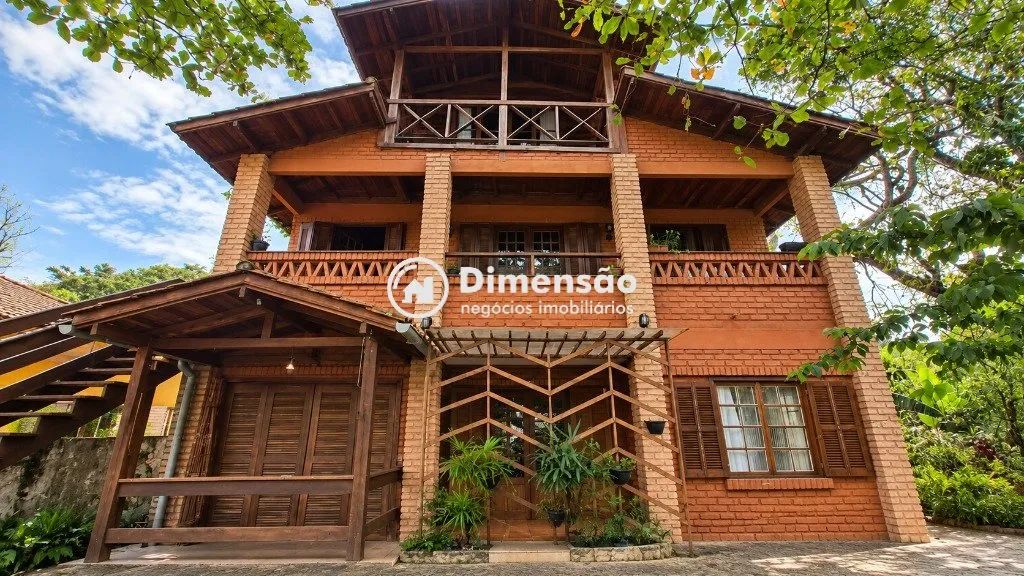 CASA RÚSTICA DE TIJOLOS COM 6 DORMITÓRIOS NA ARMAÇÃO