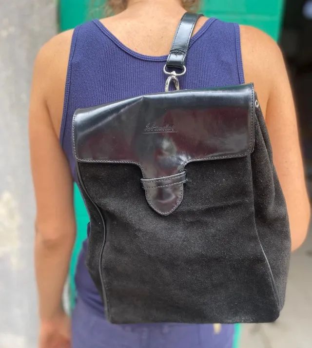 Bolsa mochila de couro e camurça preta