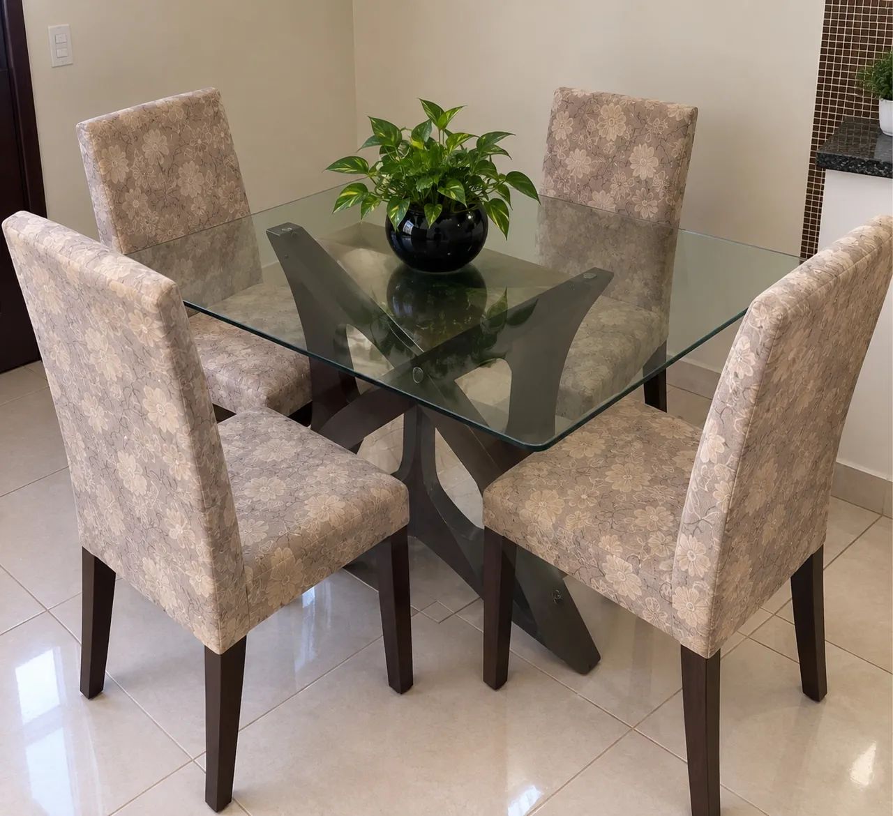 MESA COM CADEIRAS À VENDA