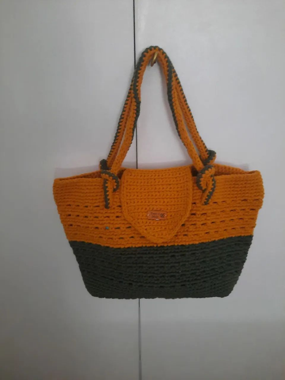 Bolsa de ombro em crochê artesanal.
