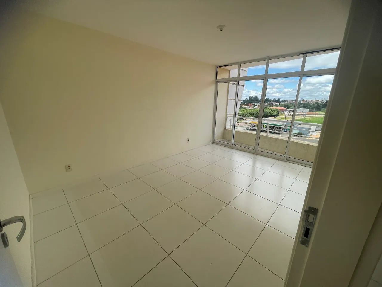 Otimo apartamento com 02 quartos , cozinha com armarios em uvaranas - Foto 4