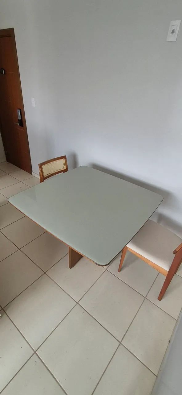 Mesa 110×110 madeira maciça e vidro