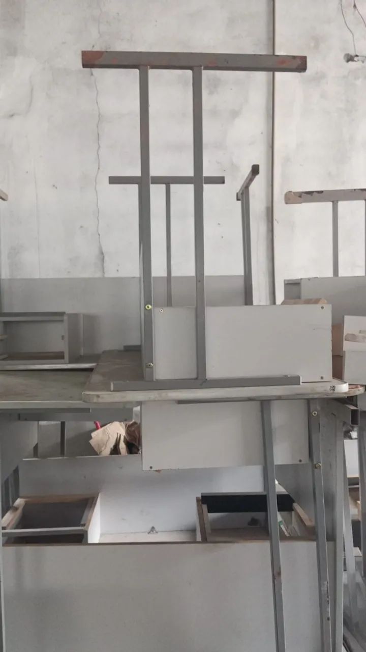 lote com 30 mesas de escritorio