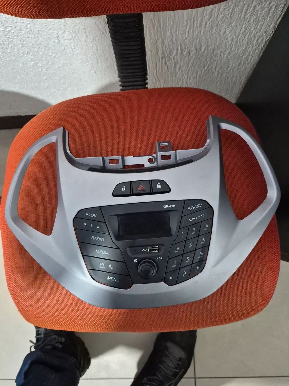 Som original ford Ka com comando de pisca, travas e com moldura 