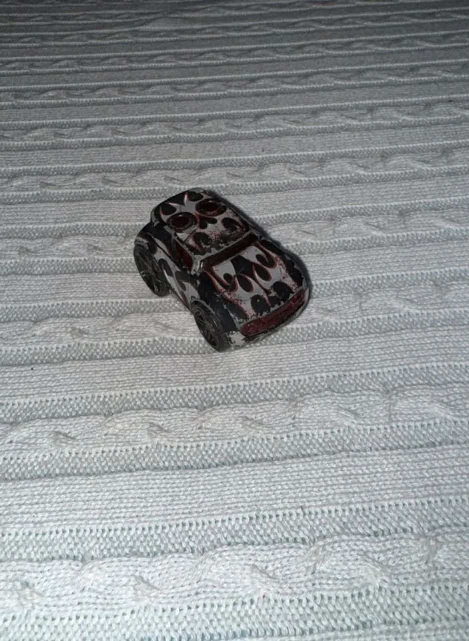 carrinho do modelo Hot Wheels Rocket Box preto com fogo