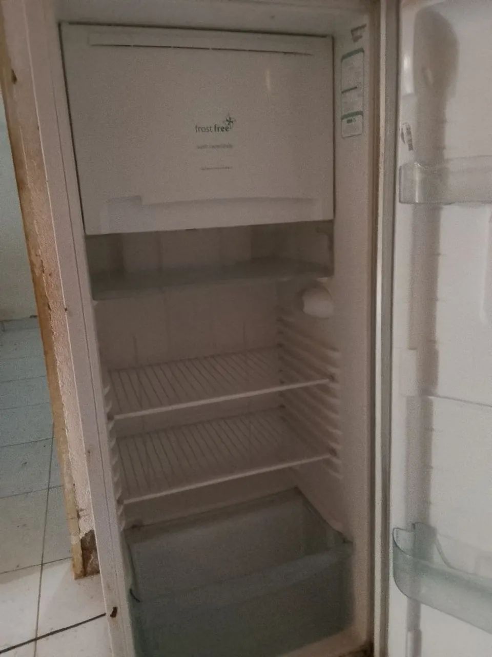Geladeira em bom estado e funcionando perfeitamente.