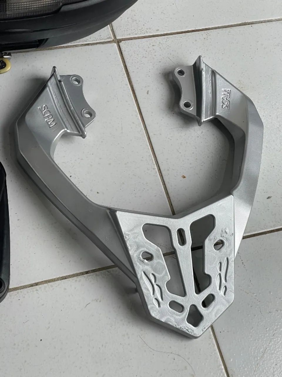 Baú de moto GIVI 45lts + bagageiro fazer original  - Foto 6