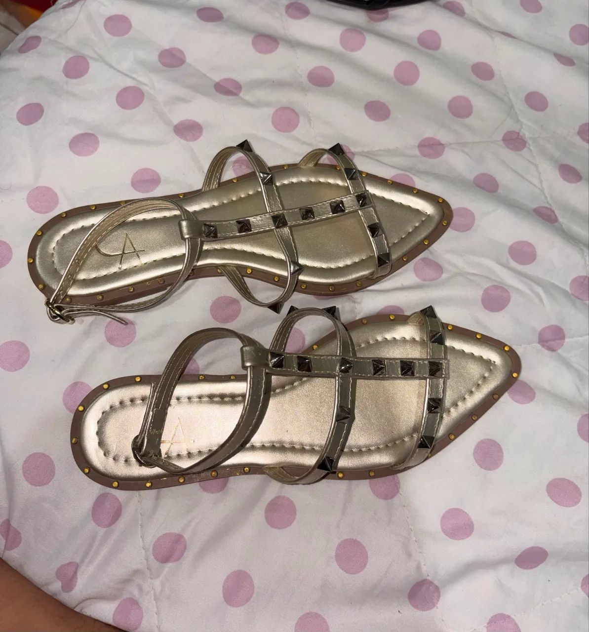 Sandália dourada com spikes - Foto 2