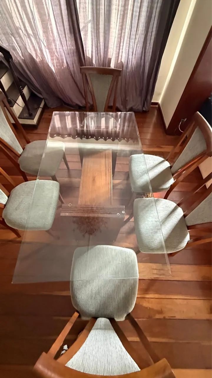 Mesa de jantar de madeira com tampo de vidro e 6 cadeiras - Foto 3