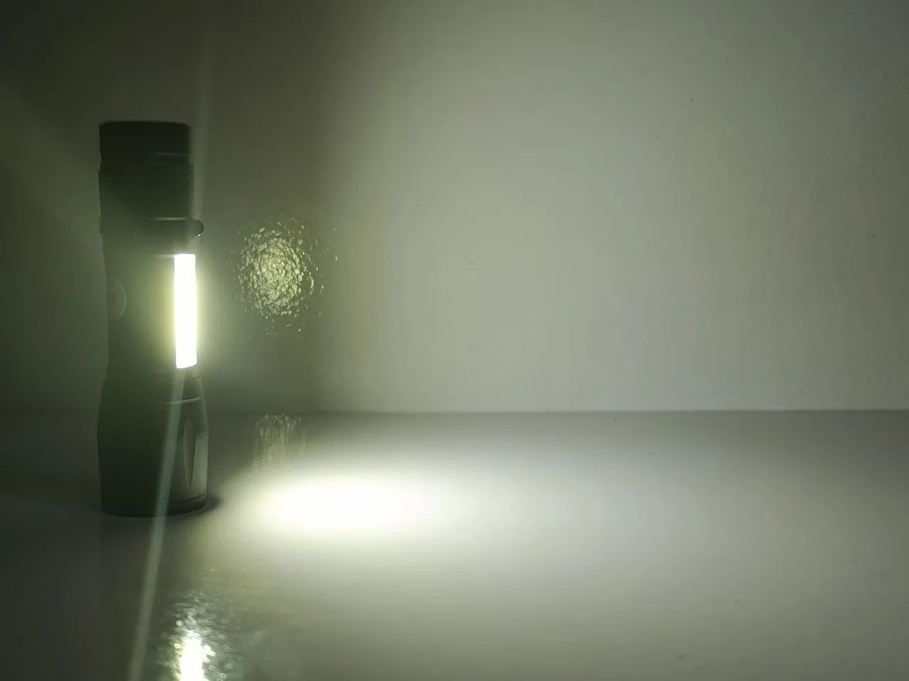 Mini Lanterna LED Recarregável USB + Case - Forte e Portátil - Foto 4