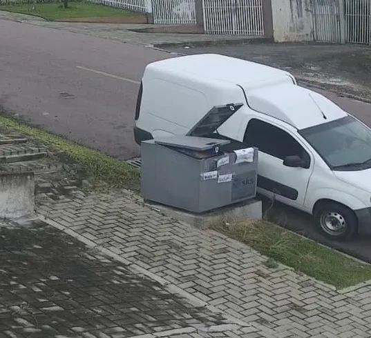 Limpeza e higienização de lixeira