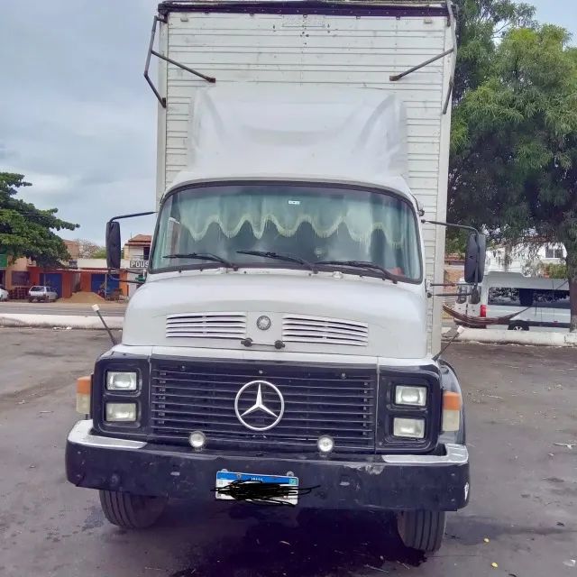 Caminhão baú 