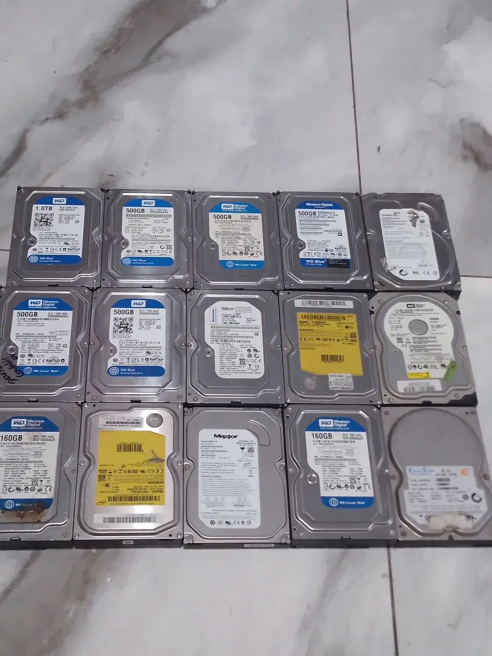 Lote de HDs de computador no estado