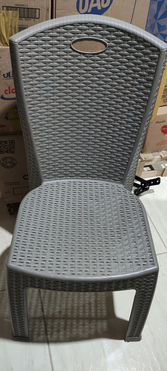 Cadeira plástica marrom 