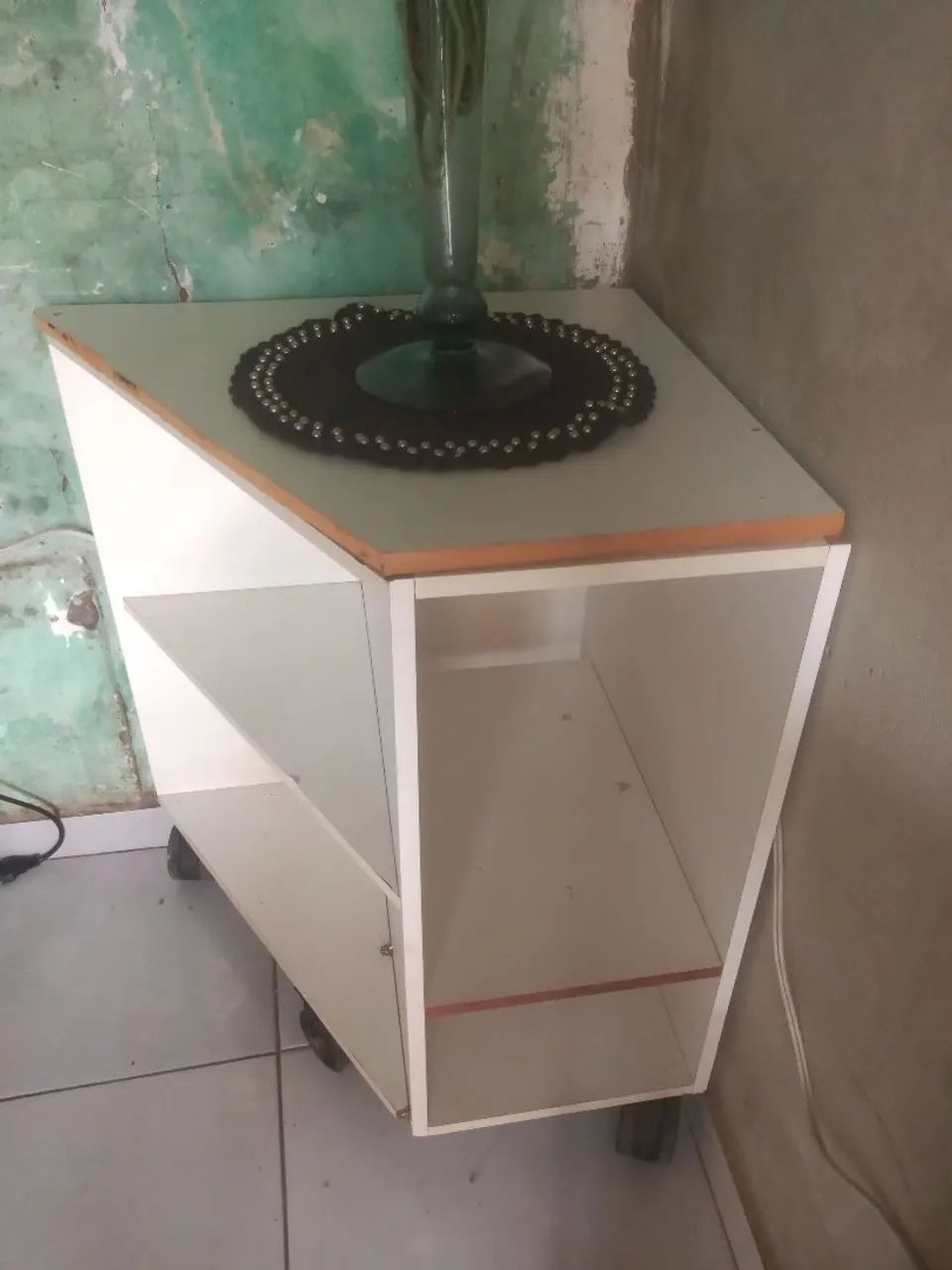 MESINHA/ ESTANTE DE CANTO EM "L" COM RODINHAS  - Foto 4