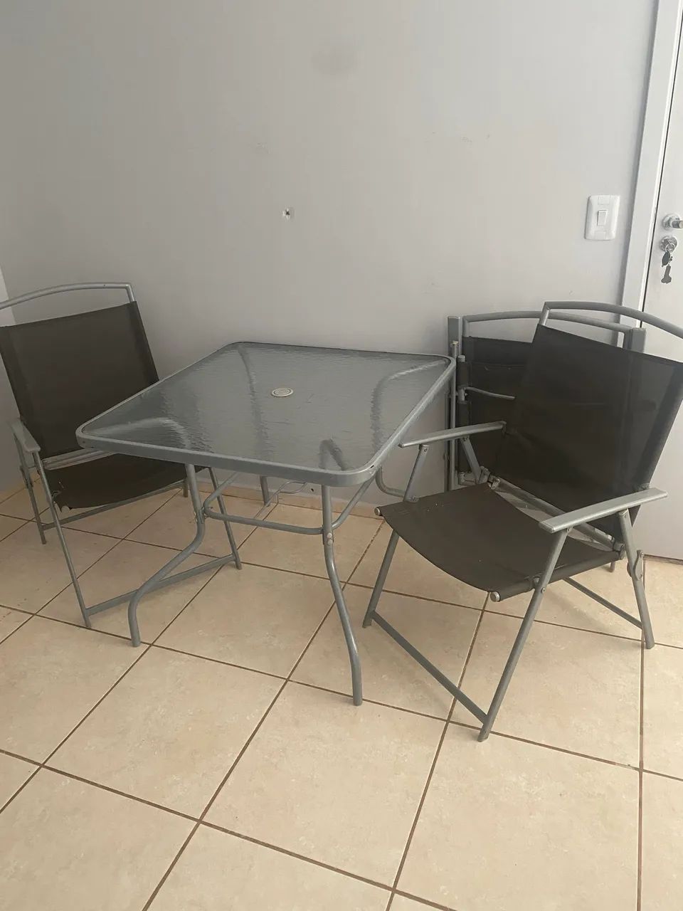 ? MESA COM TAMPO DE VIDRO + 3 CADEIRAS ? R$ 350