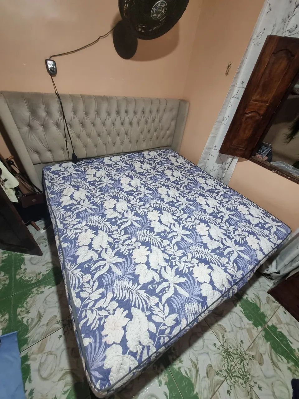 Cama box King size acompanhada de cabeceira. - Foto 3