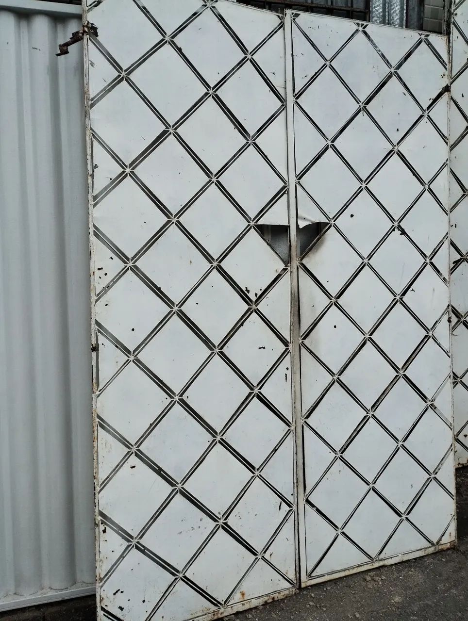 Portão de garagem estilo losango.