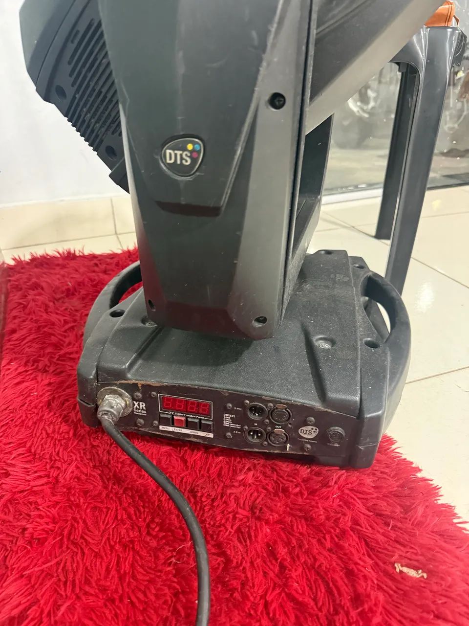 equipamento nas fotos é um DTS XR8, um refletor profissional do tipo "moving head"