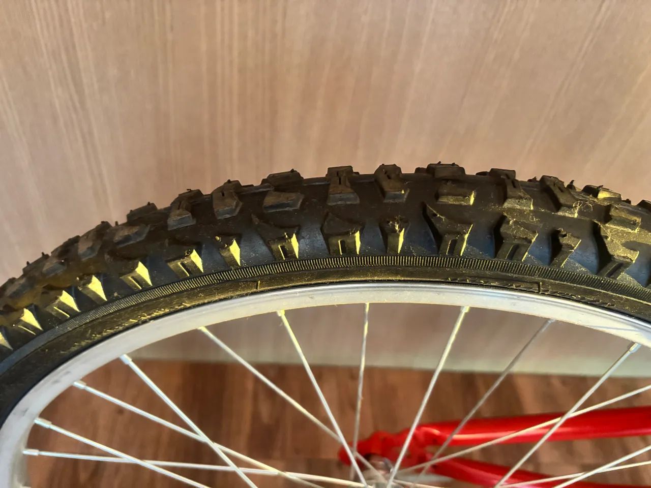 Bicicleta ultra bikes aro 24 com 18 marchas vermelha  - Foto 2