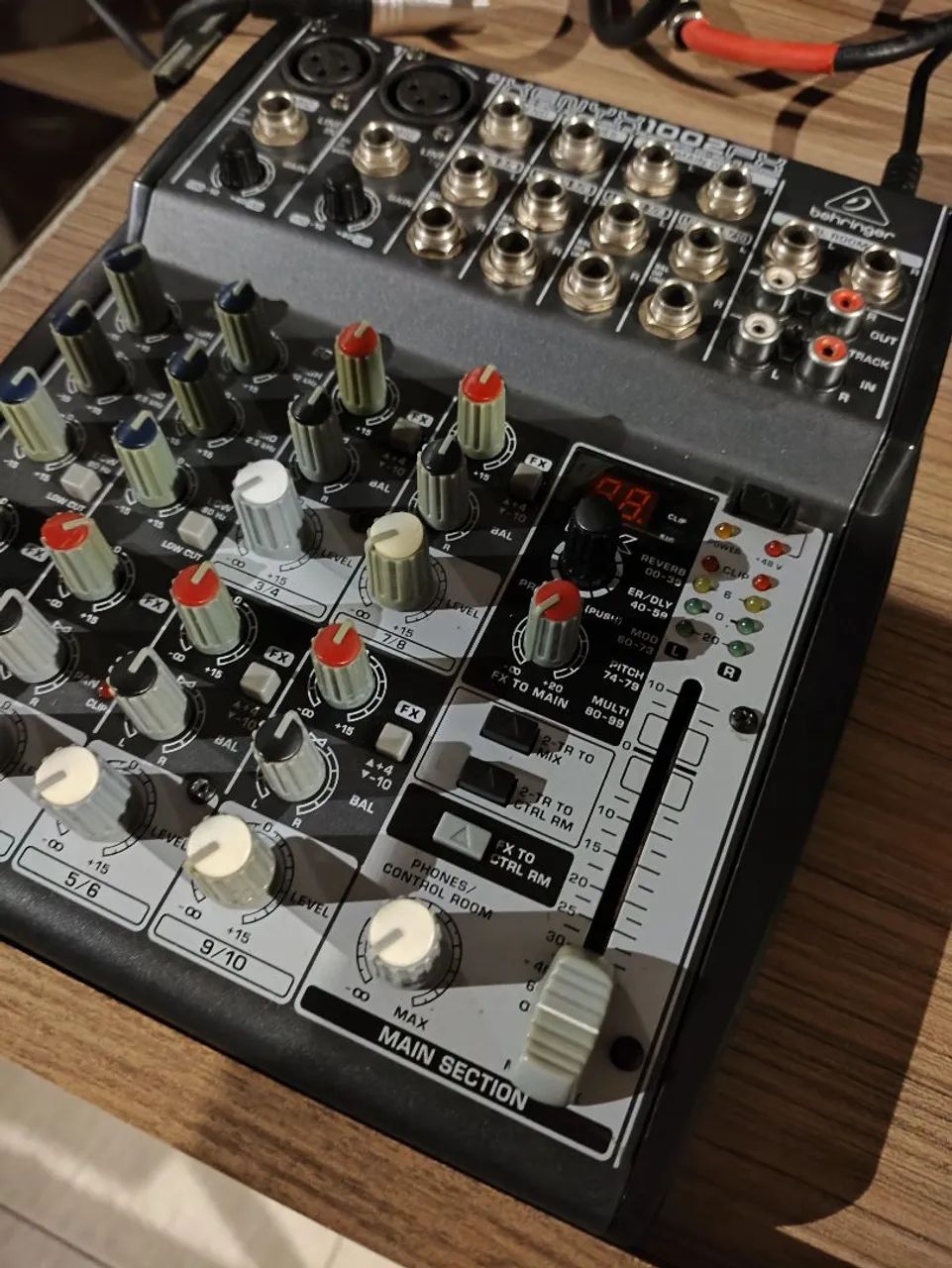 Mesa de som Behringer Xenyx 1002FX com Efeitos