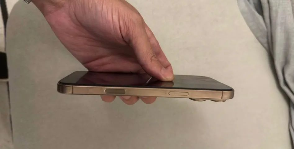 iPhone 16 pro max - Foto 2