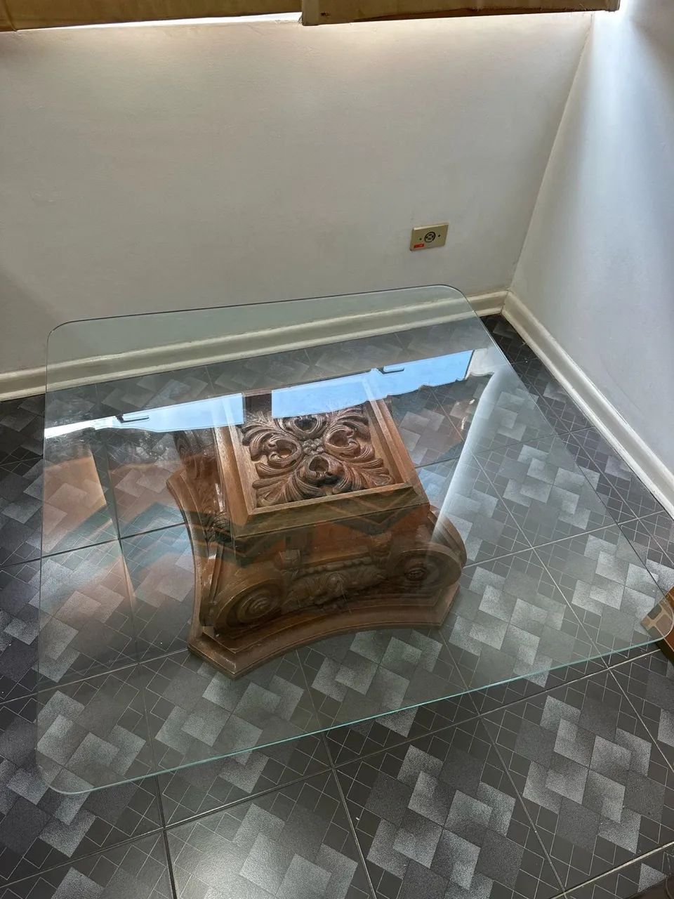 Linda mesa central em madeira maciça com tampo de vidro - Foto 3