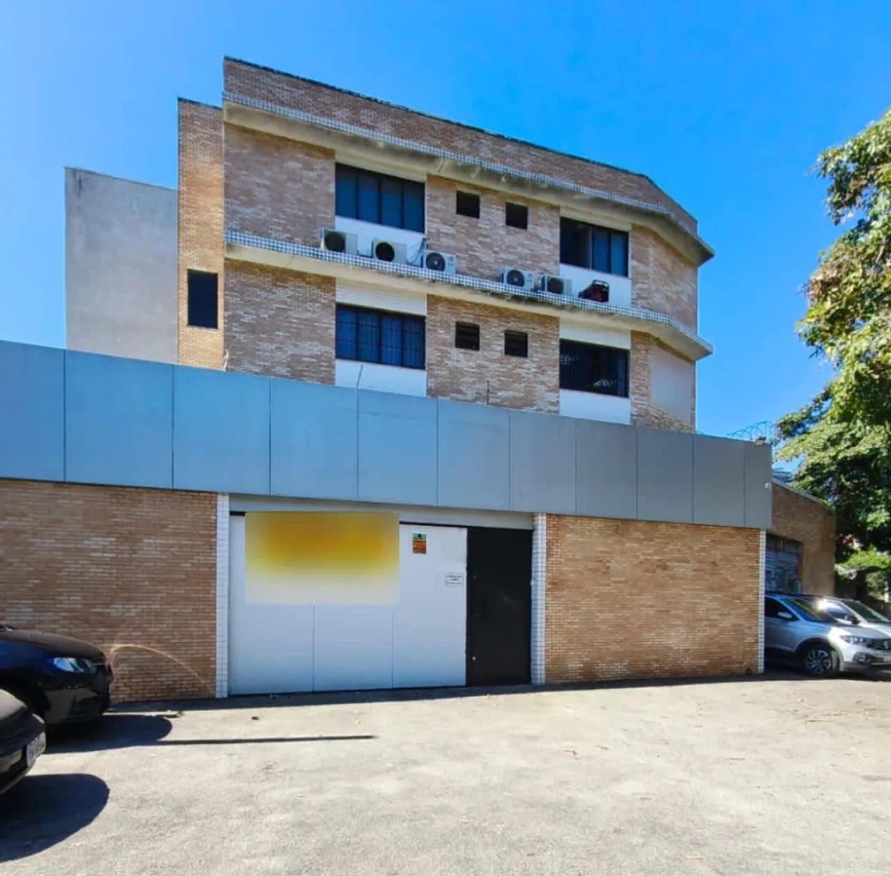 Loja na Avenida Doutor Hugo Beolchi, 670  170 m²
