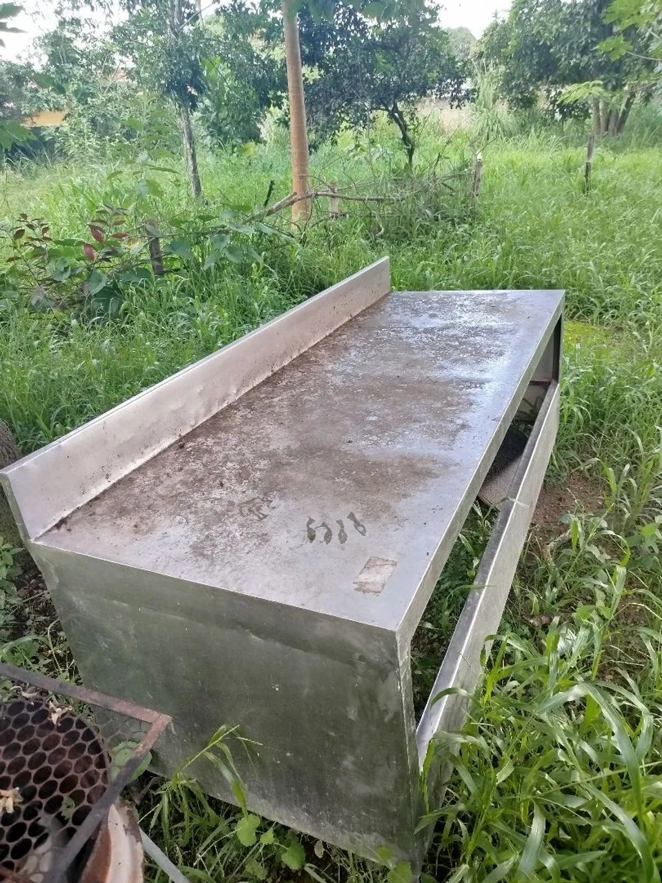 Vende-se mesa inox,em boas condições só está sujo...mas está perfeito 