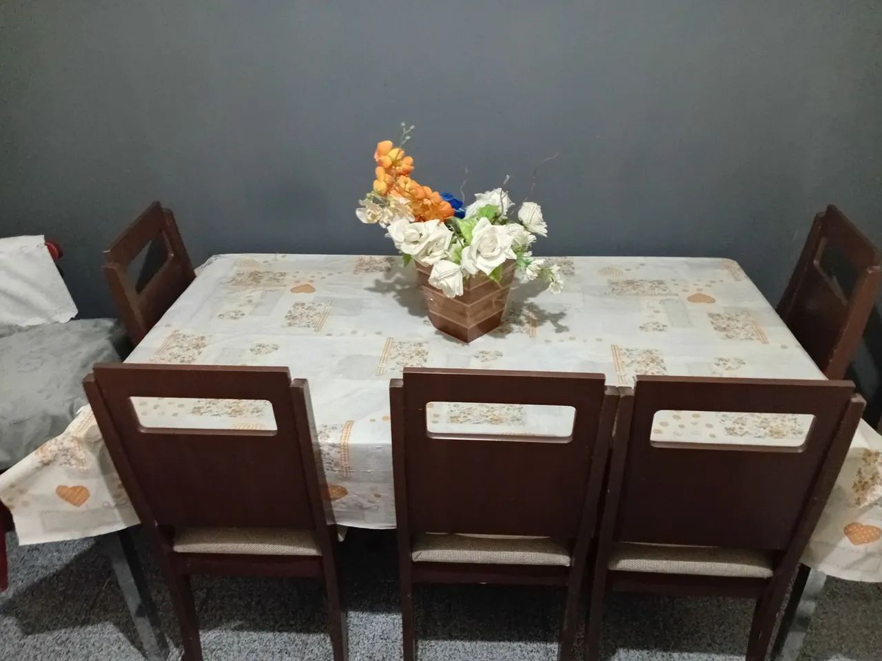 Mesa tampo de vidro. com 5 cadeiras 