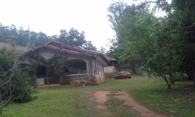 Sitio rico em água com cachoeiras, rios e lagos de piscina naturais, leia anúncio!!!