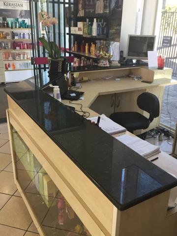 Balcão de recepção com vitrine e caixa - Foto 3