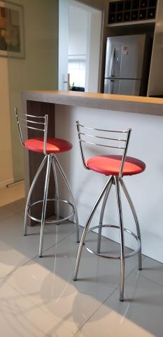 Banquetas vermelhas com inox