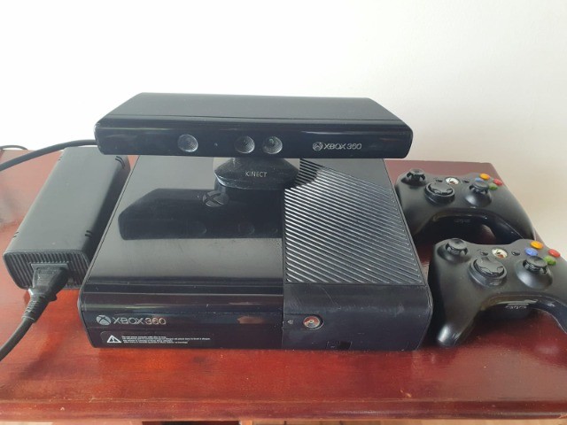 Xbox 360E console com kinect e 2 controles 