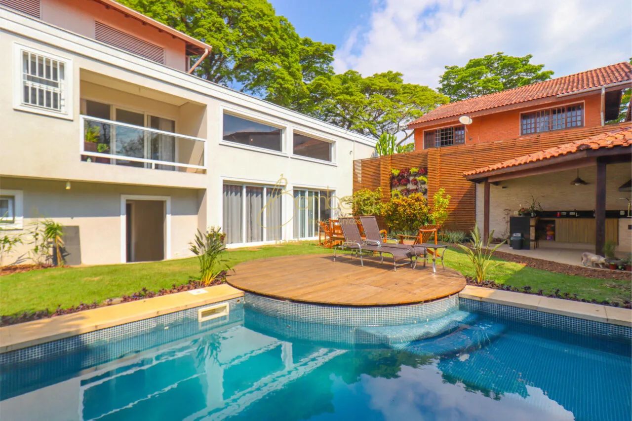 Casa com jardim e piscina no Alto da Boa Vista
