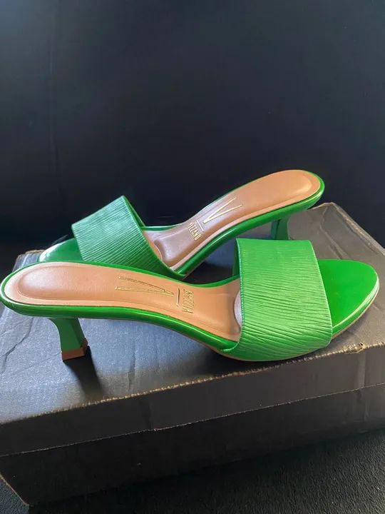 Sandália Vizzano semi nova