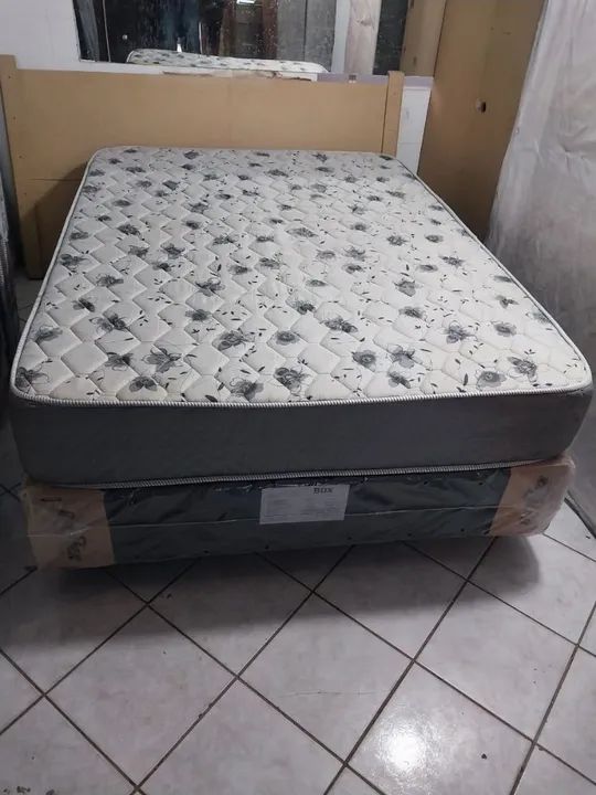 Vendo cama box de casal em excelente estado, colchão de molas ensacadas.