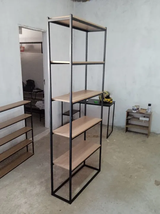 Estante de Metal com Prateleiras de Madeira