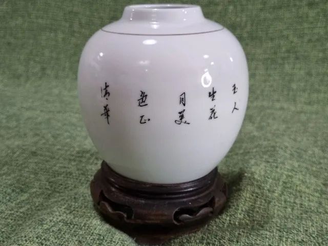 Antigo vaso chinês de porcelana pintada com base de madeira - Foto 4