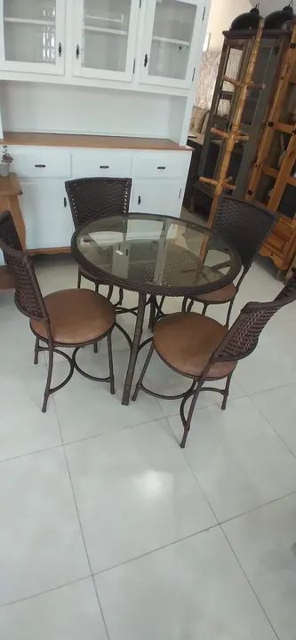 Mesa com 4 cadeiras ferro galvanizado revestido de Fibra sintética, peças de mostruário