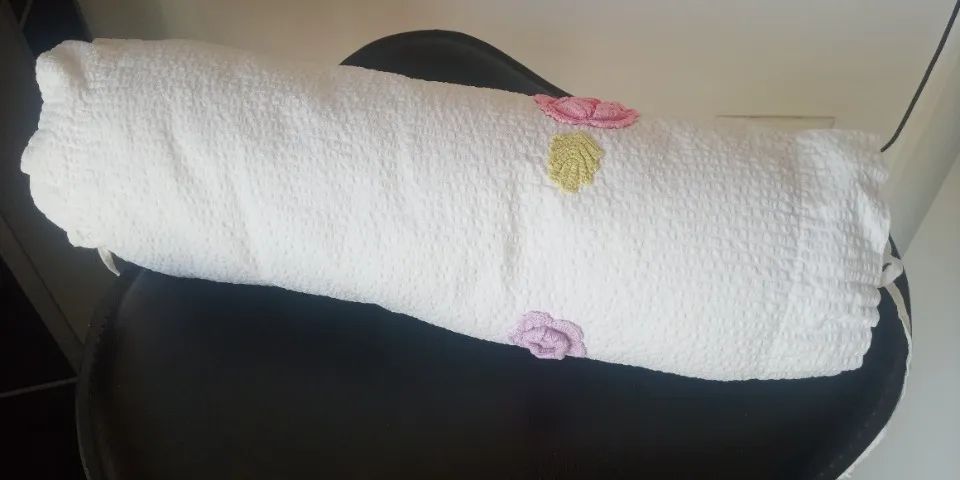 Rolinho em algodão anarruga branco com flores de crochê Laura Massi  - Foto 2