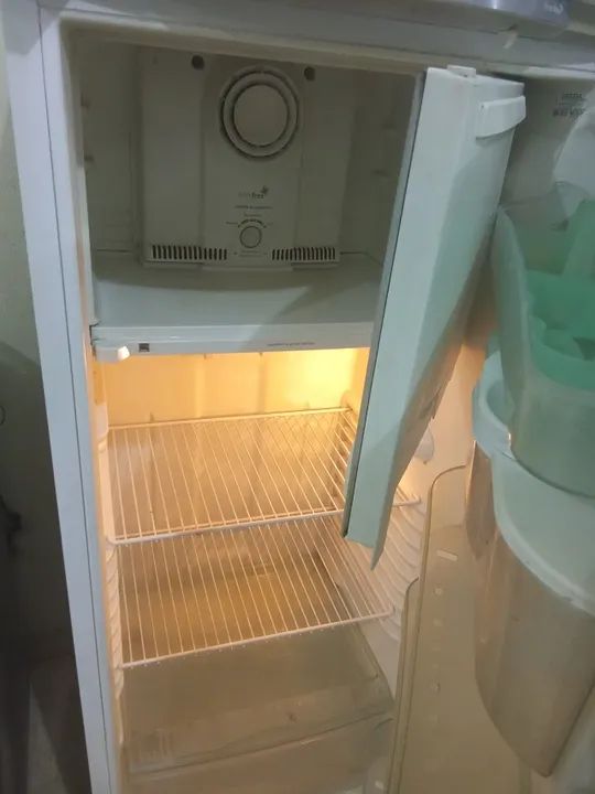 Vendo geladeira frosfree entrego grátis hj 750 reais  - Foto 3