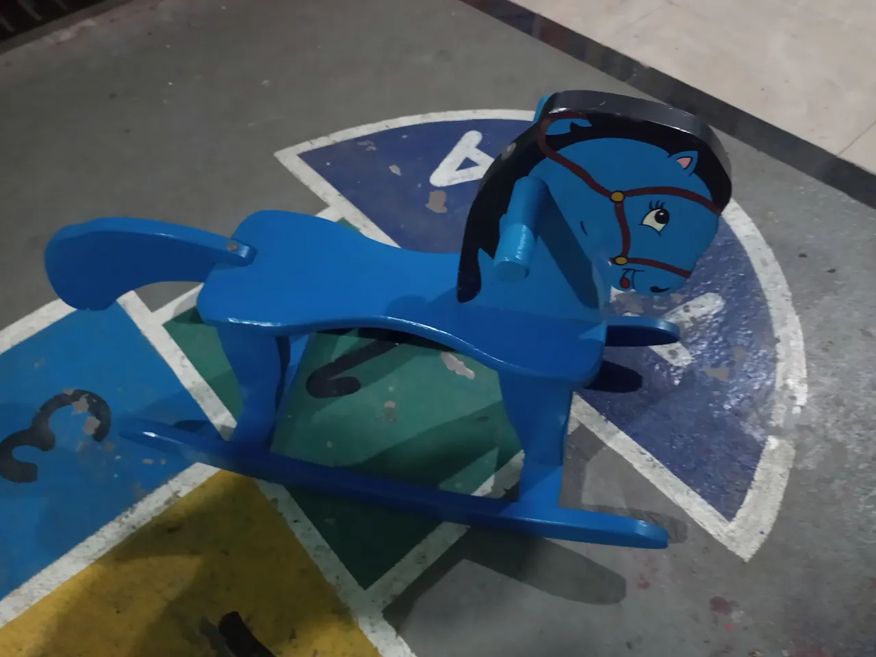 Cavalo de balanço azul para crianças