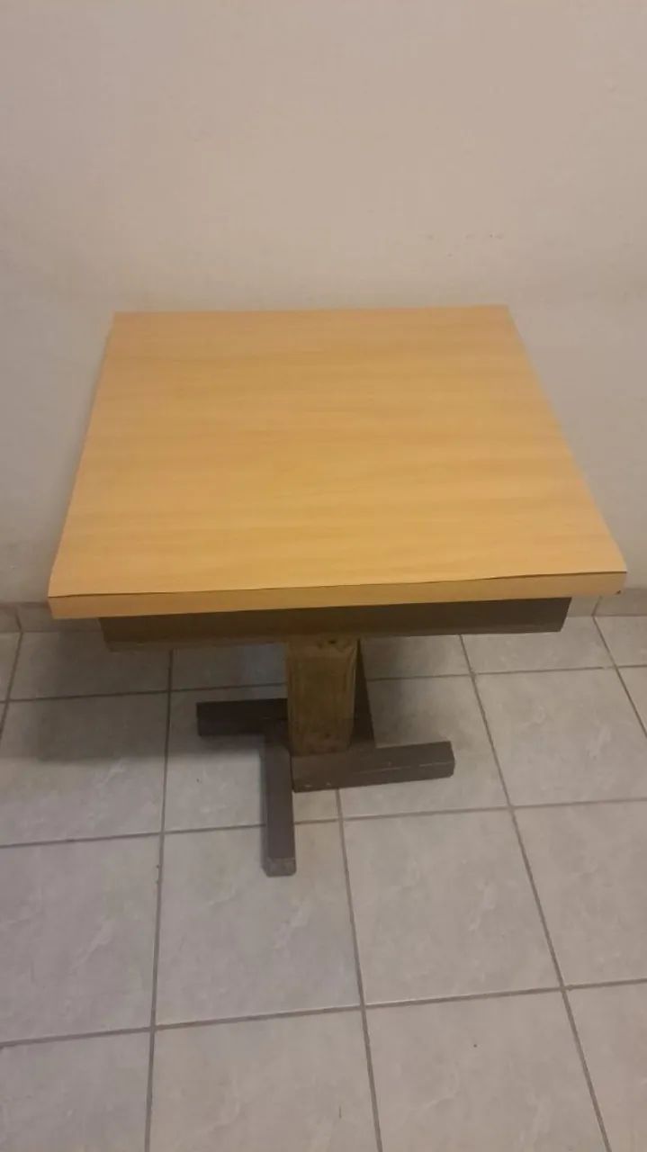 Mesa pequena de madeira 4 lugares 60x60x75 - Foto 2