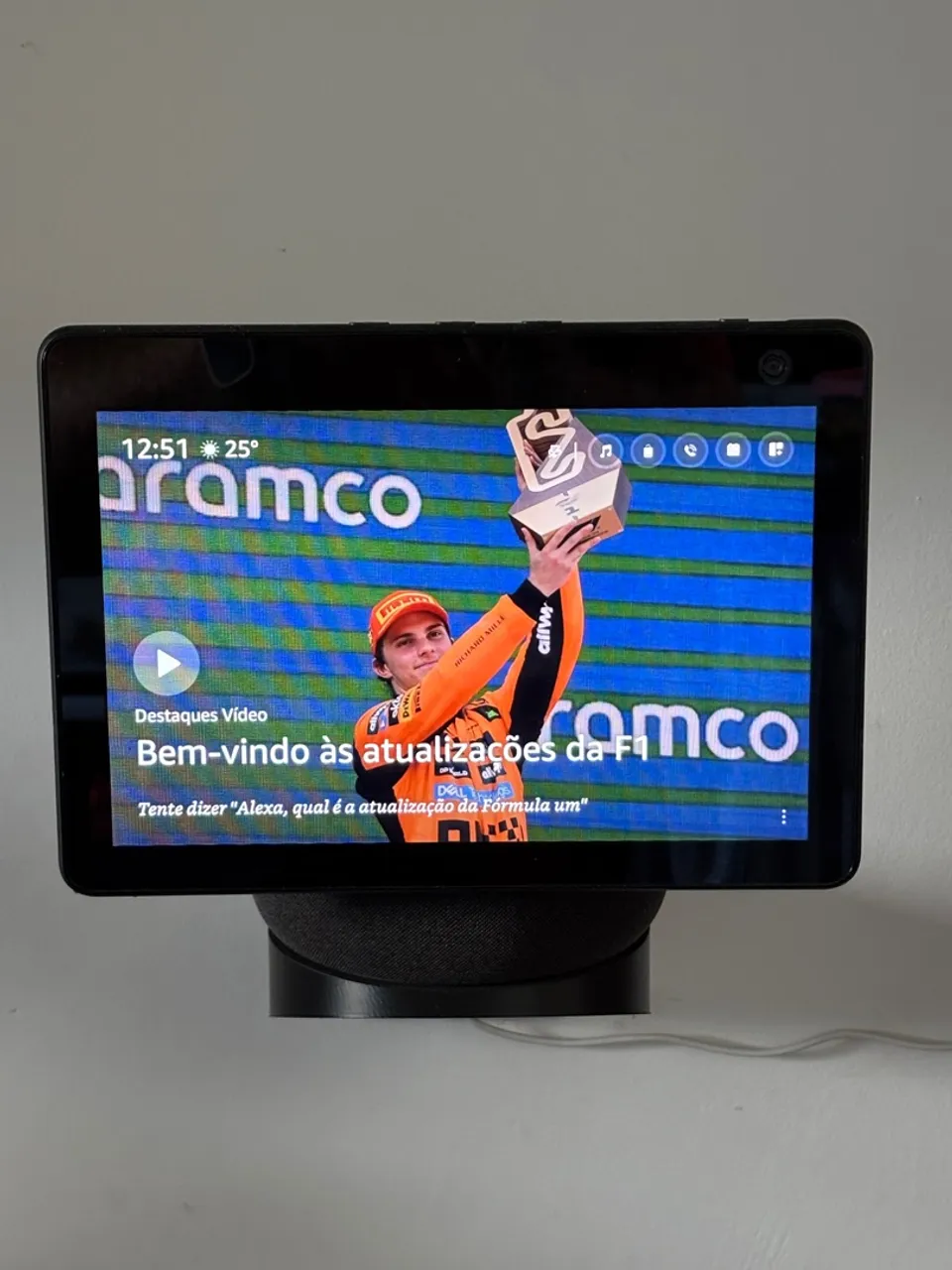 Alexa - Amazon - Echo Show 10. Netflix/ Amazon Prime.