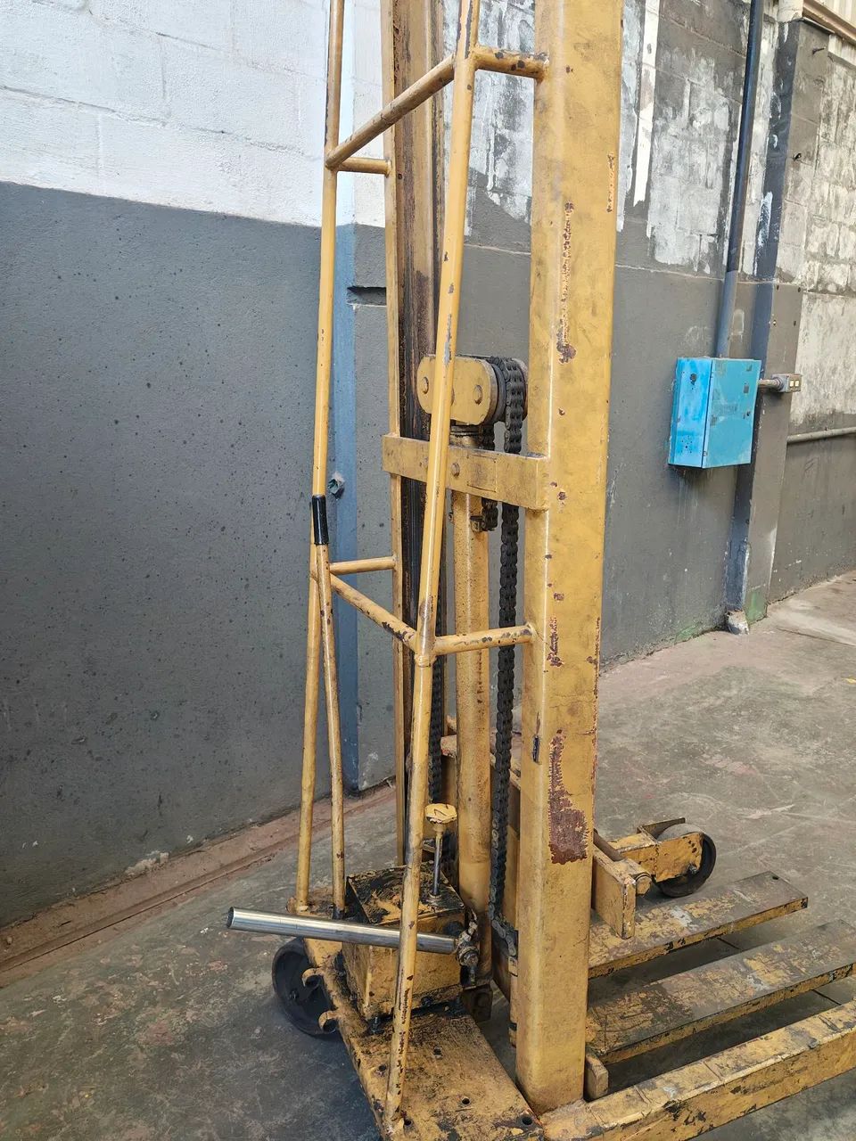 Empilhadeira manual 1 tonelada  - Foto 3