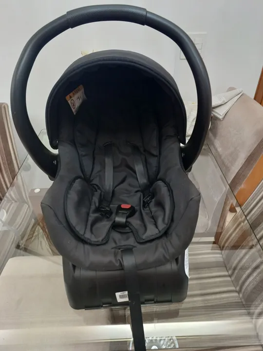 Carrinho com bebe conforto